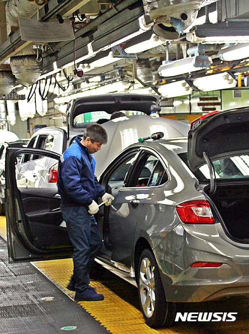【군산=뉴시스】고석중 기자 = 6일 한국지엠㈜ 군산공장의 준중형 세단인 '올 뉴 크루즈(All New Cruze)'의 무결점 양산을 위한 검사 공정라인이 바쁘게 진행되고 있다. 한국지엠은 다음 날인 7일부터 본격적인 판매를 시작할 계획이다. 2017.02.06. k9900@newsis.com