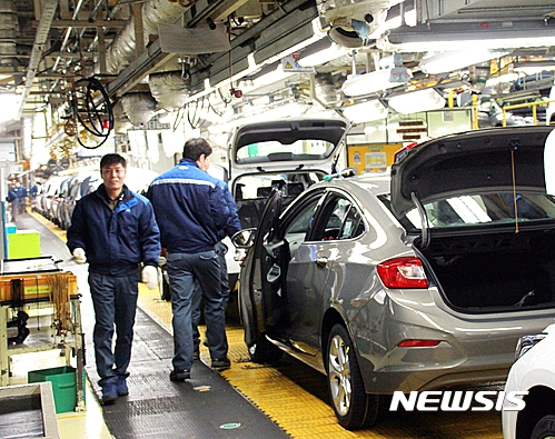 【군산=뉴시스】고석중 기자 = 6일 한국지엠㈜ 군산공장의 준중형 세단인 '올 뉴 크루즈(All New Cruze)'의 무결점 양산을 위한 검사 공정라인이 바쁘게 진행되고 있다. 한국지엠은 7일부터 본격적인 판매를 시작할 계획이다. 2017.02.06.&nbsp; k9900@newsis.com 