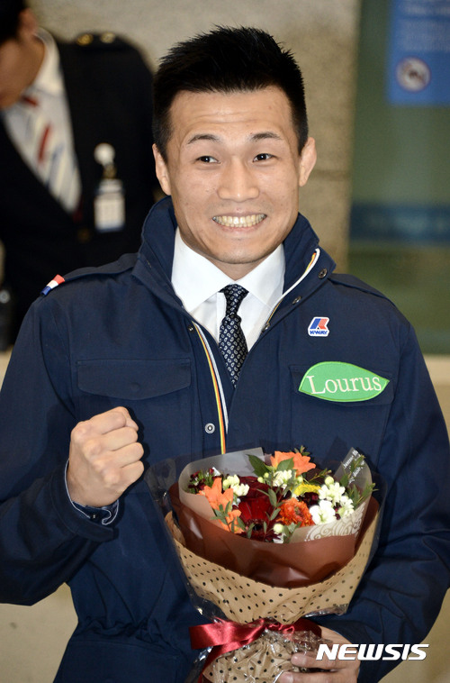 【인천공항=뉴시스】홍찬선 기자 = 3년 6개월 만의 UFC 무대 복귀전에서 승리한 정찬성 선수가 6일 오후 인천공항에 도착해 취재진들에게 포즈를 취하고 있다.&nbsp; 정 선수는 미국 휴스턴 도요타센터에서 열린 UFC 파이트 나이트 104 메인이벤트 페더급 경기에서 랭킹 9위인 데니스 버뮤데즈(미국)를 1라운드 KO 승을 따내며 복귀전을 승리로 이끌었다. 2017.02.06.&nbsp; mania@newsis.com