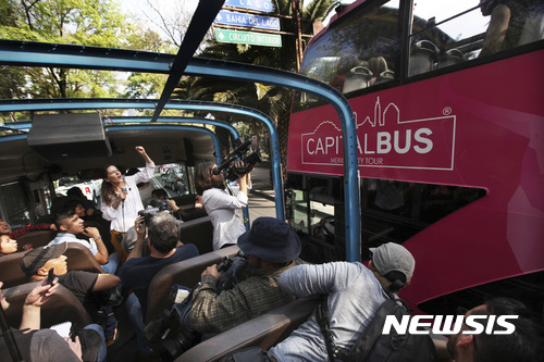 【AP/뉴시스】 = 반부패 사회운동의 하나로 마련된 멕시코시티의 '부패투어' 관광버스에서 자원봉사자 안내인이 주변의 구경꾼과 보행자들을 향해 "부패는 이제 그만!"이란 구호를 함께 외치게 하고 있다.   