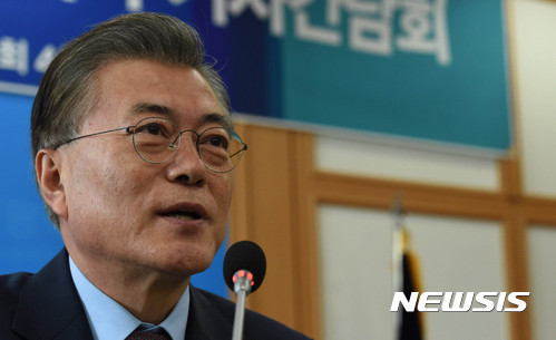 【대전=뉴시스】함형서 기자 = 문재인 전 더불어민주당 대표가 7일 오전 대전시의회 대회의실에서 열린 대전지역 언론인들과의 간담회에서 인사말을 하고 있다. 2017.01.07. foodwork23@newsis.com