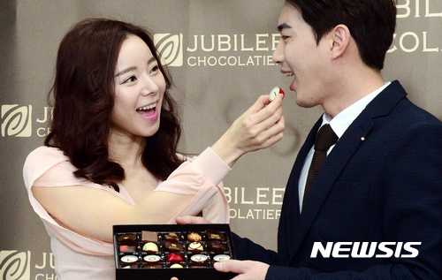 【서울=뉴시스】이종철 기자 = 밸런타인데이를 1주일 앞둔 7일 오전 서울 여의도 쥬빌리쇼콜라띠에 본점에서 모델들이 밸런타인 수제 이니셜 초콜릿을 선보이고 있다. 이 제품은 초콜릿 위에 숫자, 알파벳 이니셜, 하트 등이 새겨진 것이 특징이다. 2017.02.07.&nbsp; jc4321@newsis.com&nbsp;&nbsp;&nbsp;&nbsp;&nbsp;&nbsp;&nbsp;&nbsp;&nbsp;&nbsp;&nbsp;&nbsp;&nbsp;&nbsp;&nbsp; 