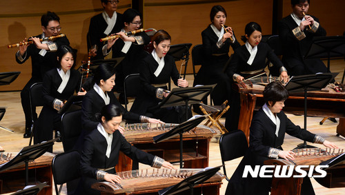 【서울=뉴시스】추상철 기자 = 2017 국립국악원 우면당 재개관 기념 및 신년기자간담회가 열린 7일 오전 재개관을 앞둔 서울 서초구 국립국악원 우면당에서 관현악 산조합주 공연이 펼쳐지고 있다. 국립국악원 우면당은 지난 2015년 내부 리모델링 공사에 착수 지난해 9월 공사가 완료됐다. 1, 2차에 걸친 건축음향 측정이 진행됐으며 오는 15일 정식 재개관 된다. 2017.02.07. scchoo@newsis.com