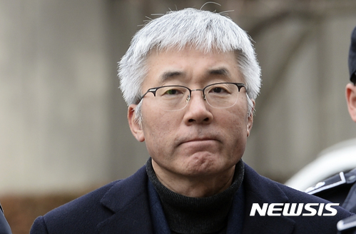 【서울=뉴시스】최진석 기자 = 김종덕 전 문화체육관광부 장관이 7일 오후 서울 종로구 헌법재판소 대심판정에서 열린 박근혜 대통령 탄핵심판 11차 변론에 증인 출석하고 있다. 2017.02.07.&nbsp; myjs@newsis.com