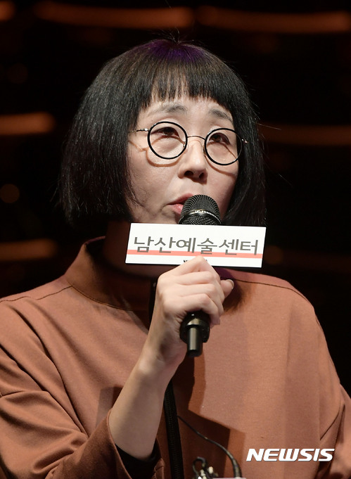 【서울=뉴시스】최동준 기자 = 7일 서울 중구 남산예술센터에서 열린 2017 시즌 프로그램 소개 기자간담회에서 우연 남산예술센터 극장장이 프로그램 소개를 하고 있다. 2017.02.07. photocdj@newsis.com