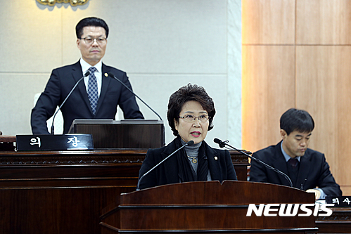 【홍성=뉴시스】홍성군의회 방은희 의원이 7일 열린 제241회 임시회에서 '홍성군 지방의회의원 정수 조정 건의서'를 채택하고 있다. 