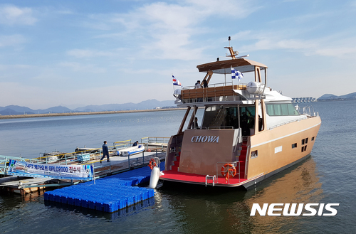 【목포=뉴시스】박상수 기자 = 전남 영암 대불산단의 조선기자재 업체인 ㈜신우산업(대표 최홍식)이 건조해 7일 목포 평화광장 앞 해상에서 진수식을 가진 국내 최대규모의 70피트급 메가요트. 이 요트는 마무리 작업을 거쳐 이달 중순 태국에 35억원에 수출된다. 2017.02.07 (사진=신우산업 제공) photo@newsis.com