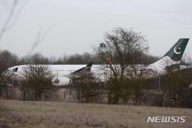 【스탠스테드=AP/뉴시스】지난 7일 맨체스터를 출발하려던 파키스탄 국제항공(PIA) 702편이 승객의 비상구 개방으로 7시간여 지연됐었다고 10일(현지시간) CNN이 보도했다. 사진은 지난 2017년 2월 촬영된 PIA 여객기 모습. 2019.06.11.