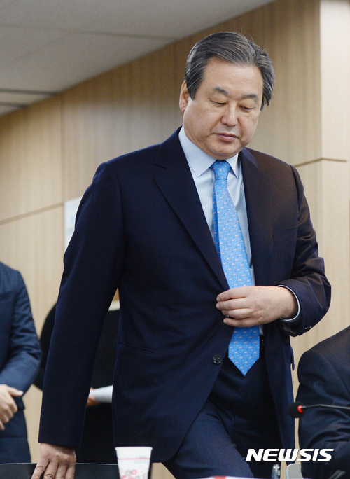 【서울=뉴시스】김진아 기자 = 바른정당 김무성 의원이 8일 서울 여의도 당사에서 열린 국회의원-원외위원장 연석회의에서 의자에 착석하고 있다. 2017.02.08. bluesoda@newsis.com