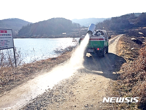 【군산=뉴시스】고석중 기자 = 전북 군산시가 8일 금강하구 철새도래지 주변에서 AI 방역 소독을 펼치고 있다. 2017.02.08. (사진= 군산시 제공) photo@newsis.com