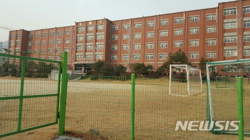 【의정부=뉴시스】배성윤 기자 = 경기도 의정부지역 사립학교인 상우고등학교에서 지난 7일 전 신모 교장이 행정실장을 폭행해, 전치 4주의 상해를 입히는 초유의 사태가 발생했다.     특히, 폭력 과정에서 흉기까지 사용한 것으로 전해진데다, 폭행의 당사자로 지목된 전 신 모 교장은 피해를 입은 행정실장의 친오빠이고, 폭행 사건이 발생한 현장에는 부모이자 전·현직 학교법인 이사장 부부와 이모인 현직 교장 등 일가족이 함께 있었던 것으로 확인되면서 충격을 주고 있다. 사진은 8일 오전 상우고등학교 전경. 2017.02.08.   shinybae@newsis.com  