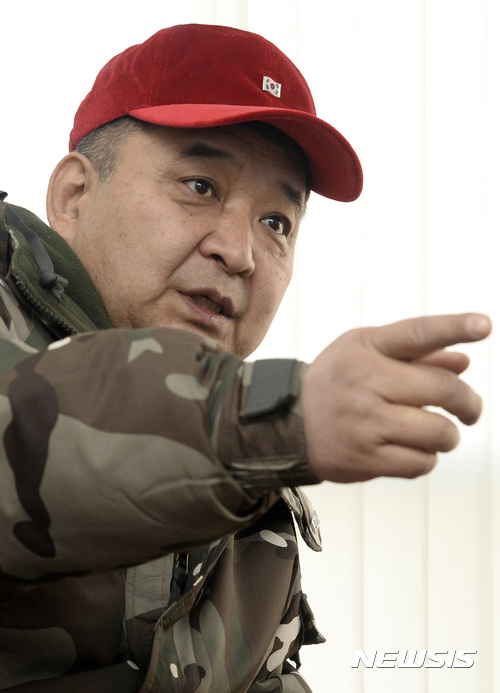 【서울=뉴시스】최진석 기자 = 정광용 박사모(대한민국 박사모) 중앙회장이 6일 오후 서울 서초구 서초동 박사모 사무실에서 뉴시스와 인터뷰를 하고 있다. 2017.02.08. myjs@newsis.com