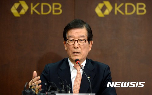 【서울=뉴시스】고범준 기자 = 8일 오전 서울 영등포구 KDB산업은행 본점에서 열린 취임 1주년 기념 '산업은행 회장 기자 간담회'에 참석한 이동걸 KDB산업은행 회장이 취재진 질문에 답변하고 있다. 2017.02.08.&nbsp; bjko@newsis.com