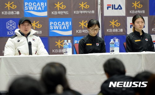 【서울=뉴시스】임태훈 기자 = 8일 오후 서울 노원구 태릉선수촌 챔피언하우스에서 열린 '2017 삿포로 동계 아시안게임' 쇼트트랙 대표팀 미디어데이'에서 여자 대표팀 조재범 감독이 취재진의 질문에 답변하고 있다. 2017.02.08. taehoonlim@newsis.com