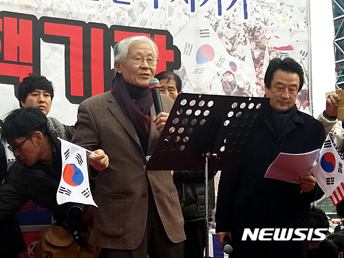 【대구=뉴시스】배소영 기자 = 8일 오후 대구 중구 동아쇼핑앞에서 자유대한민국지키기범국민운동본부와 자유민주주의 수호시민대회가 주최하는 '지키자!대한민국!탄핵기각을 위한 국민운동 대구지역대회'가 열린 가운데 조갑제닷컴 대표가 박정희 전 대통령의 동상을 만들어야 한다고 말하고 있다. 2017.02.08.&nbsp; soso@newsis.com