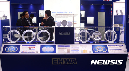 【서울=뉴시스】김선웅 기자 = 8일 서울 강남구 삼성동 코엑스에서 열린 세미콘코리아 2017에 각종 휠 장비가 전시되고 있다.&nbsp; 전 세계 반도체 장비 및 재료 업체가 참가하는 세미콘코리아 2017는 오는 10일까지 코엑스에서 관람할 수 있다. 2016.02.08.&nbsp; mangusta@newsis.com