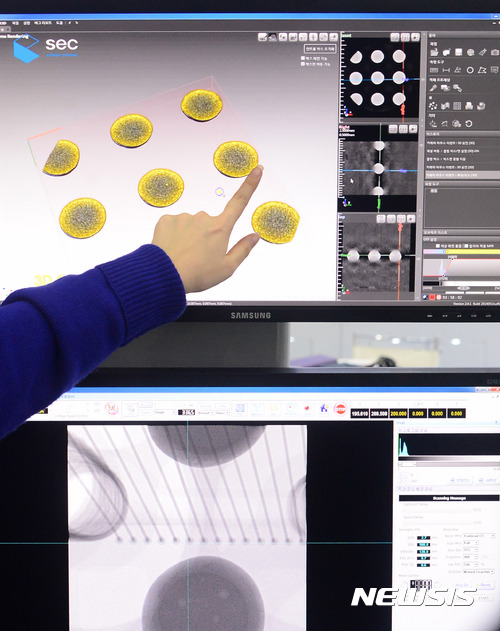 【서울=뉴시스】김선웅 기자 = 8일 서울 강남구 삼성동 코엑스에서 열린 세미콘코리아 2017에서 참가업체 관계자가 CT 촬영장비를 선보이고 있다. 전 세계 반도체 장비 및 재료 업체가 참가하는 세미콘코리아 2017는 오는 10일까지 코엑스에서 관람할 수 있다. 2016.02.08. mangusta@newsis.com