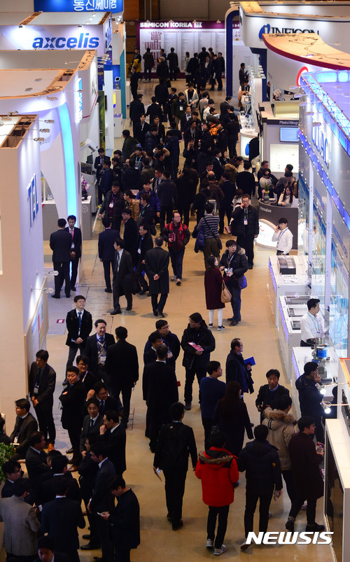 【서울=뉴시스】김선웅 기자 = 8일 서울 강남구 삼성동 코엑스에서 열린 세미콘코리아 2017에서 참가자들이 부스를 둘러보고 있다.&nbsp; 전 세계 반도체 장비 및 재료 업체가 참가하는 세미콘코리아 2017는 오는 10일까지 코엑스에서 관람할 수 있다. 2016.02.08.&nbsp; mangusta@newsis.com