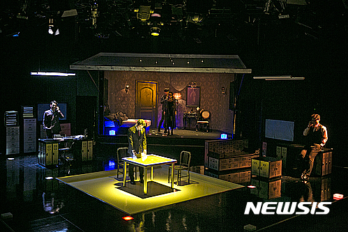 【서울=뉴시스】연극 '베헤모스'. 2017.02.09.(사진=PMC프러덕션 제공) photo@newsis.com