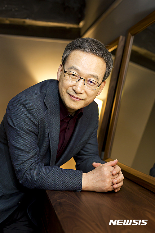 【서울=뉴시스】정호승, 시인. 2017.02.09.(사진=C영상미디어·창비 제공) photo@newsis.com