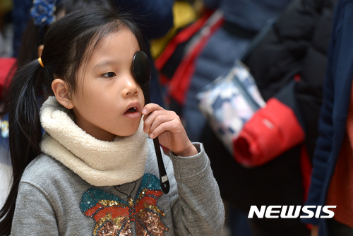 [서울=뉴시스] 한국 어린이 10명 중 7명은 근시라는 연구 결과가 나왔다. 전 세계 평균의 두 배 수준으로, 높은 교육열과 스마트 기기 사용 증가가 원인으로 꼽혔다. 2024.09.26.