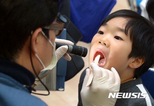 [세종=뉴시스] 이영환 기자 = 서울 서초구청 대강당에서 취학아동 무료건강검진에서 한 어린이가 구강검진을 하고 있다. 2017.02.09. 20hwan@newsis.com