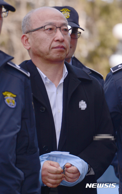 【서울=뉴시스】김선웅 기자 = 문형표 국민연금공단 이사장(전 보건복지부 장관)이 9일 오후 서울 종로구 헌법재판소에서 열린 대통령 탄핵심판 12차 변론기일에 증인으로 출석하고 있다. 2017.02.09. mangusta@newsis.com