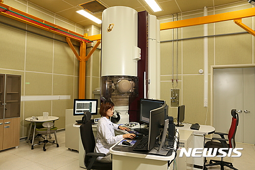 【울산=뉴시스】구미현 기자 = UNIST와 일본의 대표적인 연구장비 전문 기업 '지올(JEOL Ltd.)'이 9일 공동연구를 위한 업무협약을 체결했다. 사진은 UNIST가 구축한 이차전지 연구 전용 TEM. 2017.02.09. (사진= UNIST 제공)&nbsp; photo@newsis.com