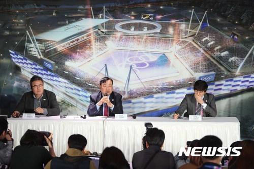 【강릉=뉴시스】김경목 기자 = 2018 평창동계올림픽 개막이 1년 앞으로 다가온 9일 오후 강원 강릉시 강릉 올림픽 파크 내 강릉 하키 센터 3층에서 언론설명회가 열린 가운데 이희범(가운데) 2018 평창동계올림픽대회 및 평창동계패럴림픽대회 조직위원회 위원장이 기자들의 질문에 답변하고 있다. 2017.02.09.&nbsp; photo31@newsis.com