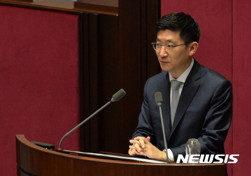 【서울=뉴시스】배훈식 기자 = 9일 오후 서울 여의도 국회 본회의장에서 열린 제6차 본회의 경제분야 대정부질문에 참석한 바른정당 김세연 의원이 질의하고 있다. 2017.02.09.  dahora83@newsis.com