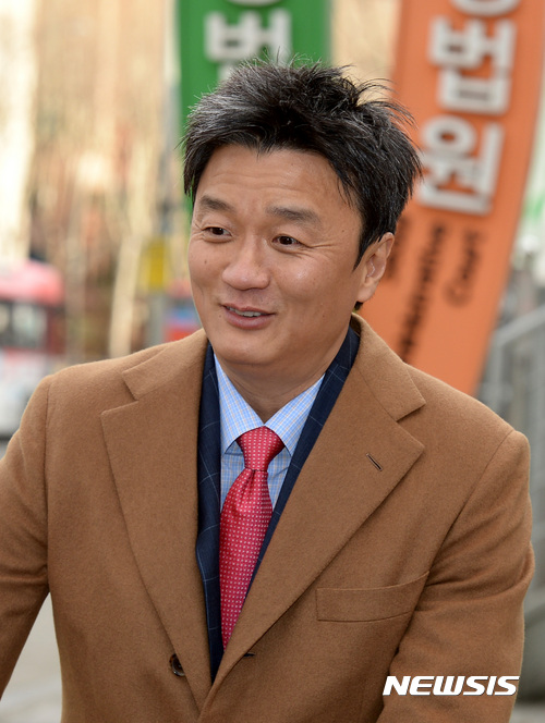 【서울=뉴시스】이영환 기자 = 이부진 호텔신라 대표이사 사장과 이혼 및 친권자 소송중인 임우재 전 삼성전기 고문이 9일 오후 서울 서초구 서울가정법원에서 열린 이혼 및 친권자 소송 2차 변론준비기일을 마치고 법원 밖으로 이동하고 있다. 임우재 삼성전기 상임고문은 지난해 12월 초 계약해지 통보를 받아 비상근 자문역이 됐으며 통상적으로 임원이 상임고문에서 비상근 자문역이 되면 퇴사로 간주된다. 2017.02.09. 20hwan@newsis.com