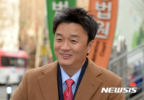 【서울=뉴시스】이영환 기자 = 이부진 호텔신라 대표이사 사장과 이혼 및 친권자 소송중인 임우재 전 삼성전기 고문이 지난 2017년 2월9일 오후 서울 서초구 서울가정법원에서 열린 이혼 및 친권자 소송 2차 변론준비기일을 마치고 법원 밖으로 이동하고 있다. . 2017.02.09. 20hwan@newsis.com