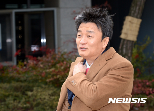 【서울=뉴시스】이영환 기자 = 이부진 호텔신라 사장과 이혼 및 친권자 소송중인 임우재 전 삼성전기 고문이 지난해 2월9일 오후 서울 서초구 서울가정법원에서 열린 이혼 및 친권자 소송 2차 변론준비기일을 마치고 법원 밖으로 이동하고 있다.&nbsp; 2017.02.09. 20hwan@newsis.com