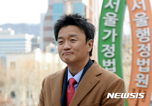 【서울=뉴시스】이영환 기자 = 사진은 임 전 고문이 2017년 2월 9일 오후 서울 서초구 서울가정법원에서 열린 이혼 및 친권자 소송 2차 변론준비기일을 마치고 법원 밖으로 이동하는 모습. 2026.05.28. 20hwan@newsis.com