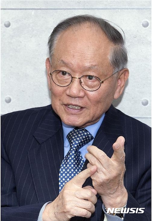 【고양=뉴시스】이경환 기자 = 민주당 대선 후보 경선 참여를 선언한 최성 경기 고양시장은 후원회장으로 조창현(82) 한양대 석좌교수를 영입했다고 9일 밝혔다. 2017.02.09.(사진=최성 고양시장 제공)&nbsp; lkh@newsis.com 