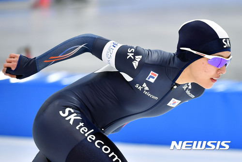 【강릉=뉴시스】최동준 기자 = 9일 강원 강릉 스피드 스케이팅 경기장에서 열린 '2017 ISU 스피드 스케이팅 세계선수권대회' 여자 3000m 경기, 김보름이 빙판을 질주하고 있다. 김보름은 4:03.85를 기록했다. 2017.02.09.&nbsp;&nbsp; photocdj@newsis.com