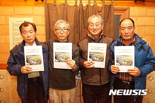 지난 1일 '신공항 의성유치 추진위원회'가 경북 의성군 안계면의 한 식당에서 개최한 '대구공항·K2유치 설명서' 책자 발간 기념회에서 의성군과 군위군 관계자들이 어깨동무를 하며 유치결의를 보이고 있다. 왼쪽부터 남상근 군위 소보면 공추위 자문위원, 김인기 의성 공추위 공동위원장, 류병찬 군위 소보면 공추위 사무국장, 김한탁 의성 공추위 공동위원장. 2017.02.09 kjh9326@newsis.com