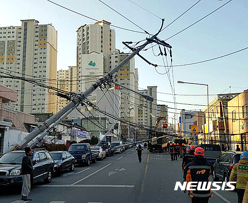 【대구=뉴시스】배소영 기자 = 10일 오전 8시9분께 대구 동구 신천동에서 고물상 크레인 차량이 이동하던 중 전선과 접촉해 전신주 4개와 가로등 2개가 쓰러져 일대 정전이 빚어지고 있다. 2017.02.10. (사진=대구소방본부 제공)&nbsp; photo@newsis.com 