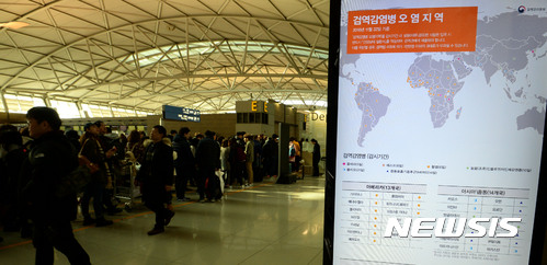 【인천=뉴시스】홍찬선 기자 = 질병관리본부가 해외검역감염병 오염지역을 기존 59개국에서 60개국으로 확대한 10일 오전 인천공항 출국장에 해외오염지역 안내판이 놓여져 있다. 이번 오염지역에서는 콜레라가 발생한 네팔, 소말리아, 아이티, 예멘, 타이완, 필리핀 등 6개 국가가 추가됐다. 반대로 동물인플루엔자인체감염증, 메르스, 폴리오 등이 발생했던 미얀마, 방글라데시, 북한, 요르단, 이라크 등 5개 국가는 명단에서 제외됐다. 한편 검역감염병 오염지역을 체류하거나 경유한 해외여행객은 입국시 건강상태 질문서를 작성해 검역관에게 제출해야 한다. 2017.02.10. mania@newsis.com