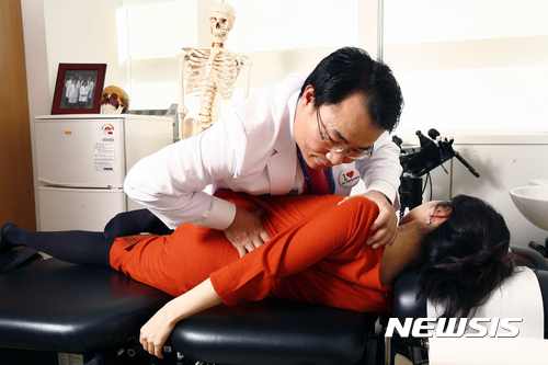 【양산=뉴시스】안지율 기자 = 경남 양산의 부산대학교 한방병원은 10일 보건복지부 주관 한방 추나요법 건강보험 시범사업 수행기관으로 선정됐다. 사진은 병원 의료진이 추나요법을 시행하고 있다. 2017.02.10. (사진=부산대 한방병원 제공)&nbsp; photo@newsis.com 