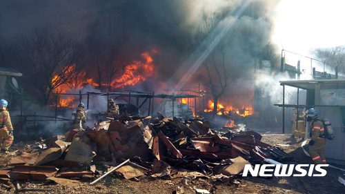 【부산=뉴시스】하경민 기자 = 10일 오전 11시 19분께 부산 해운대구의 한 고물상에서 불이 나 고물상 내 가건물 1개동과 인근 화분제조공장 가건물 3개동, 비닐하우스 2개동, 야산 400㎡ 등을 태우고 2시간 만에 진화됐다. 2017.02.10. (사진=부산소방본부 제공)&nbsp;&nbsp; yulnetphoto@newsis.com