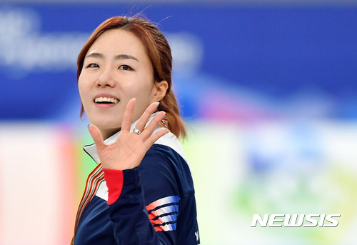 【강릉=뉴시스】최동준 기자 = 10일 강원 강릉 스피드 스케이팅 경기장에서 열린 '2017 ISU 스피드 스케이팅 세계선수권대회' 여자 500m 경기에서 37초48로 은메달을 차지한 한국 이상화가 관중들에게 인사하고 있다. 2017.02.10.&nbsp; photocdj@newsis.com