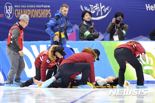 【강릉=뉴시스】최동준 기자 = 10일 강원 강릉 스피드 스케이팅 경기장에서 열린 '2017 ISU 스피드 스케이팅 세계선수권대회' 남자 팀추월 경기, 한국 이승훈이 넘어져 부상을 당해 의료 요원에 실려나가고 있다. 2017.02.10.&nbsp; photocdj@newsis.com