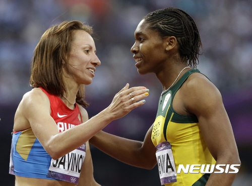 【AP/뉴시스】러시아 육상 선수 마리아 사비노바(왼쪽)가 10일 도핑 혐의로 런던올림픽 금메달을 박탈당했다. 금메달은 2위였던 남아공의 캐스터 세메냐(오른쪽)에게 돌아갔다. 사진은 2012년 8월 올림픽 경기 골인 직후 모습이다. 2017. 2. 10.