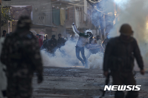 【스리나가르=AP/뉴시스】인도와 파키스탄이 영유권을 두고 대립하고 있는 카슈미르 지역에서 총격전이 발생해 무장대원 4명과 인도군 2명이 사망했다. 11일(현지시간) 인도 측 경찰에 따르면 이날 새벽 프리살 마을 민간인의 집에 무장세력이 숨어 있다는 정보를 입수한 경찰이 비상 경계선을 치면서 총격전이 본격화됐다. 인도군 부상자는 3명이다. 싸움이 격렬해지면서 무장 세력과 연대한 마을 주민과 보안군 사이에서도 충돌이 발생했다. 군은 시위대를 막기 위해 최루탄을 쏘며 해산을 시도했다. 카슈미르 지역에서 인도의 통치에 맞서 싸우는 무장세력은 일부 무슬림의 지지를 받고 있다. 2017.02.12