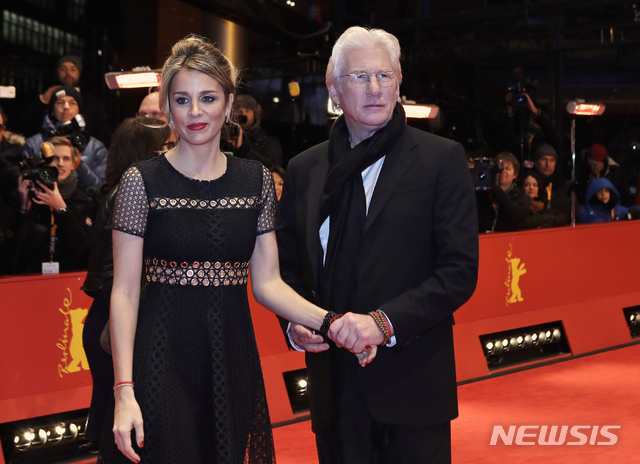 【베르린=AP/뉴시스】미국 영화배우 리처드 기어와 알레한드라 실바가 2017년 2월1일 독일 베를린에서 열린 영화 '더 디너' 영화 상영회에 참석하고 있다. 2019.02.12