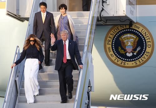 【팜비치=AP/뉴시스】도널드 트럼프 미국 대통령과 영부인 멜라니아 여사,아베 신조 일본 총리와 영부인 아키에 여사를 태운 에어포스 원이 지난 2월10일 플로리다 팜비치 공항에 도착한 가운데 이들이 항공기 계단으로 내려오고 있다. 트럼프 대통령이 미 뉴욕 타임스와의 인터뷰에서 아키에 여사가 이달 초 독일 함부르코 G20 정상회담 때 가진 만찬에서 영어로 한마디도 이야기하지 않았다고 말한 것에 대해 거짓말 논란이 일고 있다. 2017.7.21
