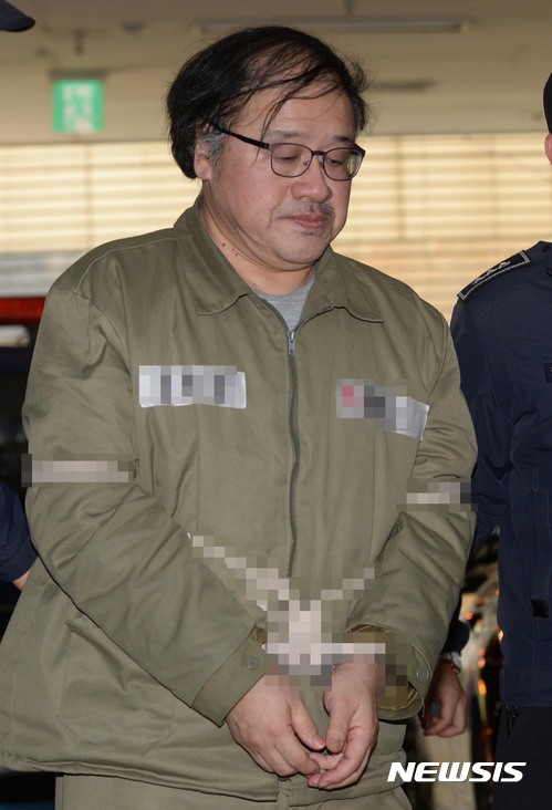 【서울=뉴시스】홍효식 기자 = '국정농단' 의혹 사건으로 구속 기소된 안종범 전 청와대 정책조정수석이 11일 오후 서울 강남구 대치동 특별검사 사무실로 소환되고 있다. 2017. 02. 11.&nbsp; yesphoto@newsis.com