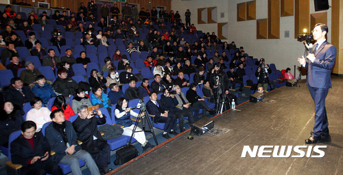 【목포=뉴시스】신대희 기자 = 안희정 충남지사가 11일 오후 전남 목포시민문화체육센터에서 열린 '안희정과 즉문즉답 목포에 심쿵하다' 토크콘서트에 연사로 나서 질의응답하고 있다. 2017.02.11. sdhdream@newsis.com