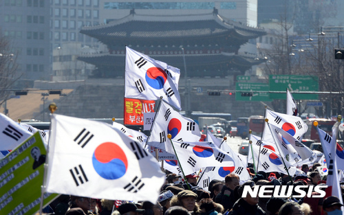 【서울=뉴시스】임태훈 기자 = 11일 오후 서울 중구 대한문 앞에서 '대통령 탄핵 기각을 위한 국민총궐기 운동본부' 주최로 열린 '제12차 탄핵무효 태극기 애국집회' 참가자들이 탄핵 기각을 촉구하며 태극기를 흔들고 있다. 2017.02.11. taehoonlim@newsis.com